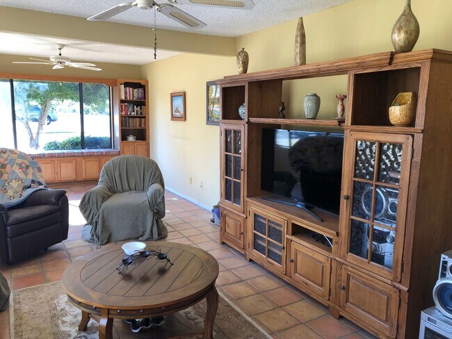 Building Photo - Lovely home with all the comforts of home. Short or Long term furnished term furnished or unfurni...