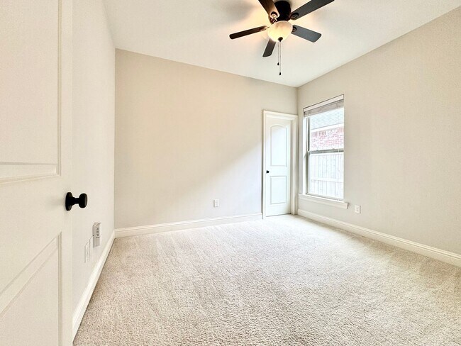 Building Photo - 3 Bedroom House Near LSU in Lake Villas