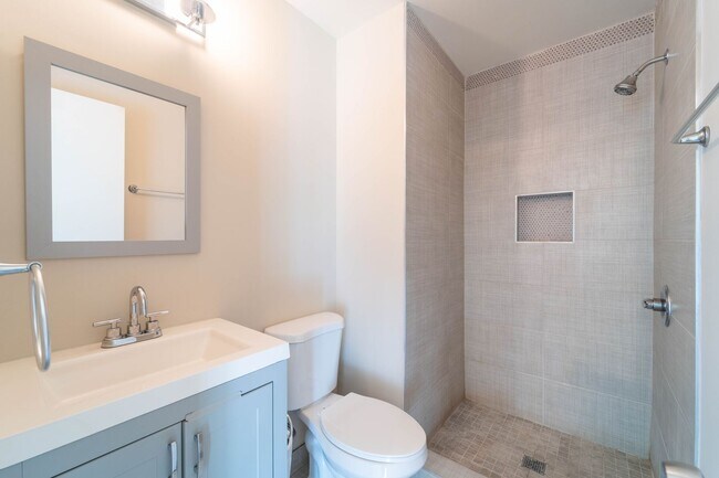 Building Photo - 5 BD 3 BA Oxon Hill, MD home is ideal for ...
