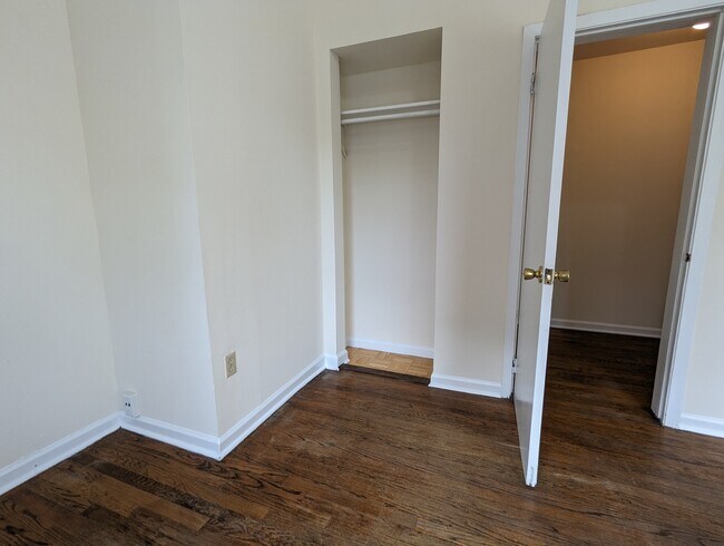 Building Photo - 3147 W Medill Ave