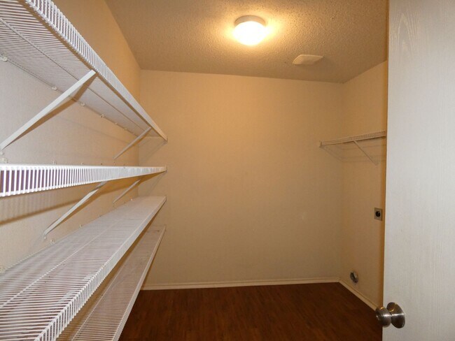 Building Photo - 10325 Bear Hollow Dr