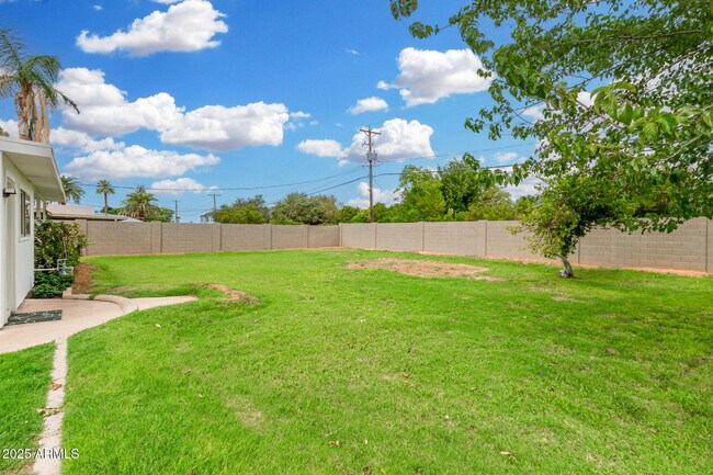 Building Photo - 3726 E Weldon Ave