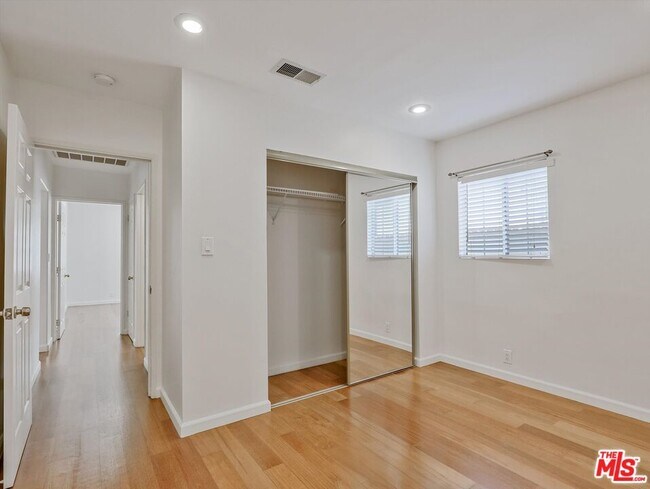 Building Photo - 4009 Beverly Glen Blvd