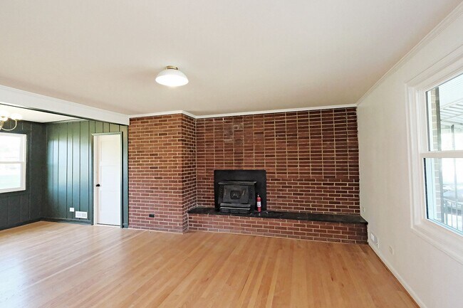 Building Photo - Recently Updated Home Near Downtown Crozet