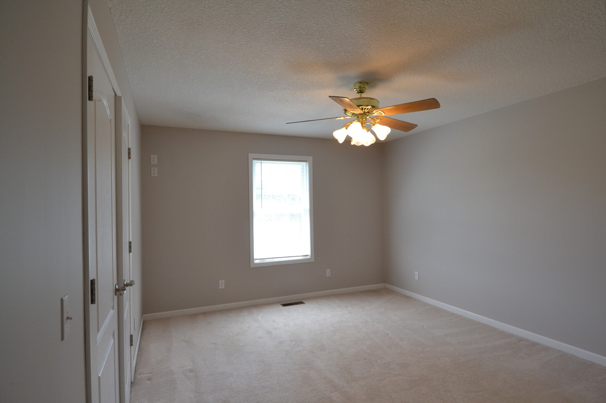 Building Photo - 1900 Salter Pl