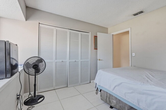 Building Photo - 15846 Country Lake Dr