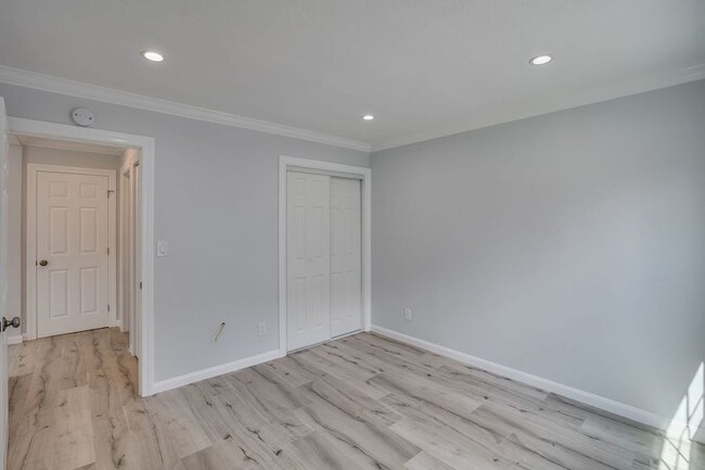 Building Photo - Remodeled 1 bedroom/1 bath apartment with ...