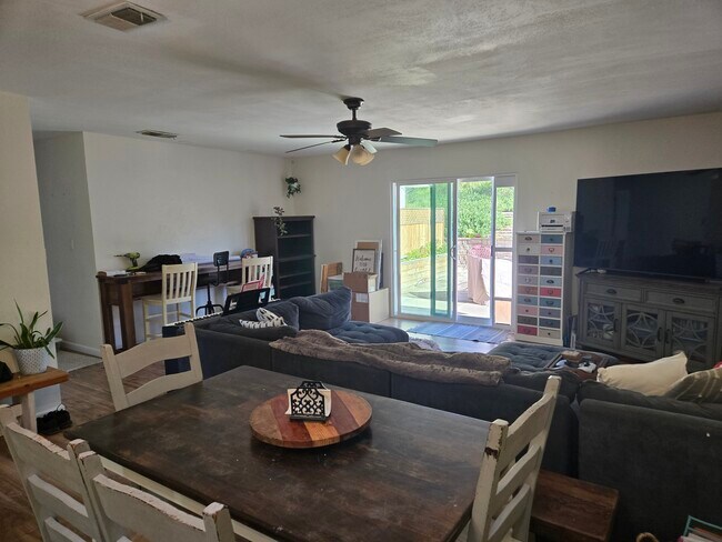 Building Photo - 3940 Silver Leaf Dr