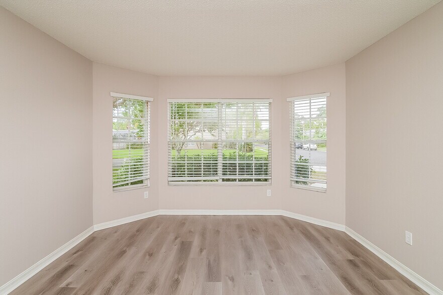 Building Photo - 1870 Smoketree Cir