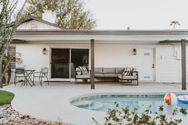 Building Photo - 8737 E Rose Ln