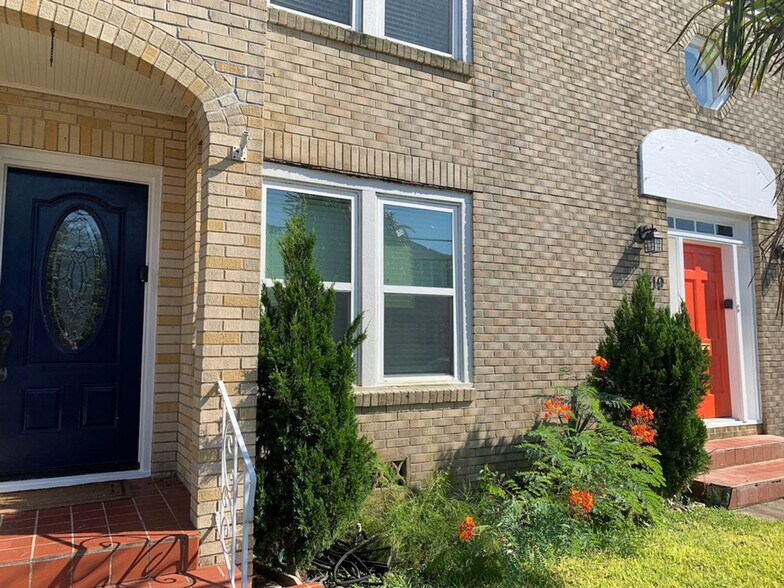 Building Photo - 2317 Bernardo De Galvez Ave