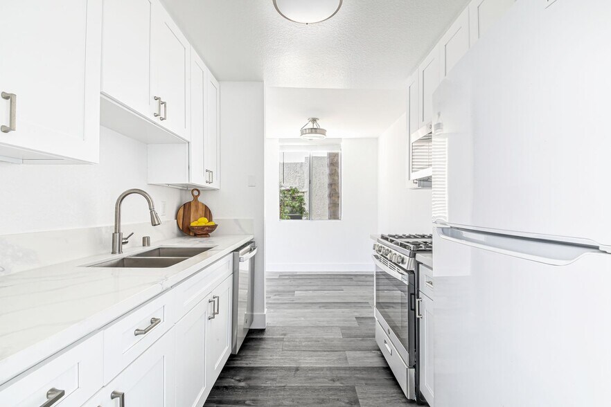 Building Photo - 1751 S Bentley Ave