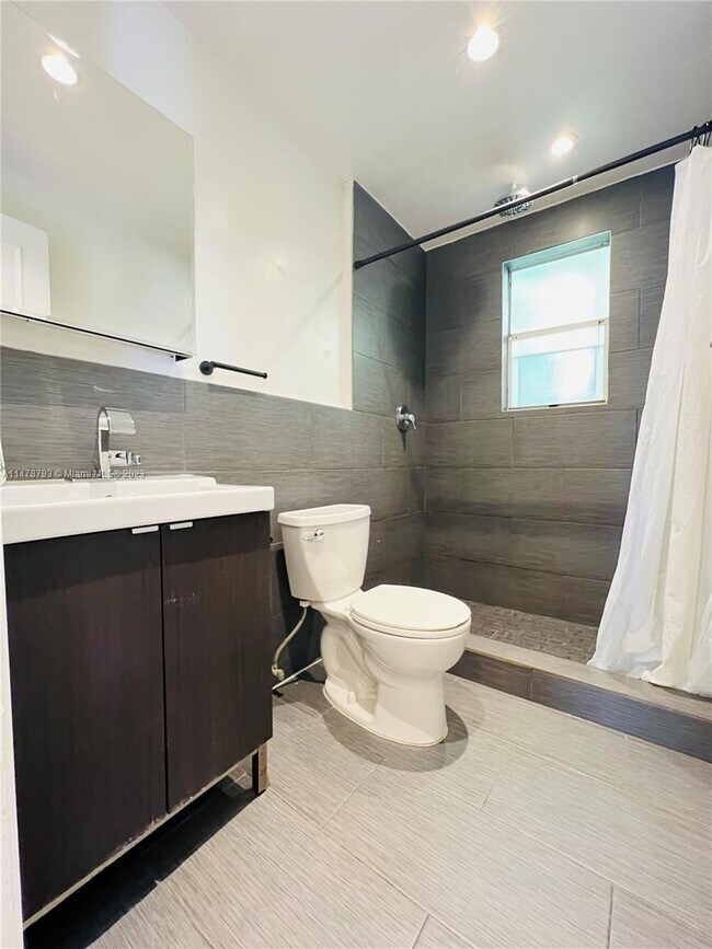 Building Photo - 726 Meridian Ave