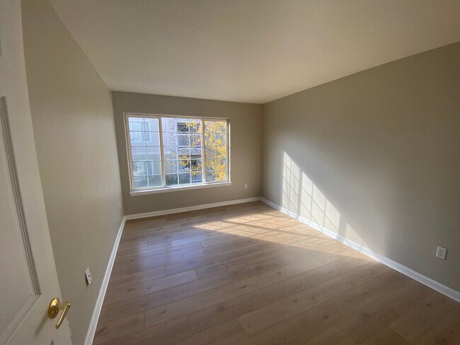 Building Photo - Nice 2 bedroom Condo right on the border o...