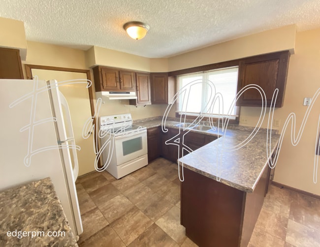 Building Photo - For Rent: 2BR Duplex w/ Garage – Great Loc...