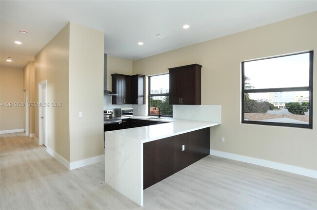 Building Photo - 120 SW 35th Ave