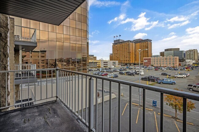 Building Photo - Perfect Downtown Furnished 1 BR Apartment