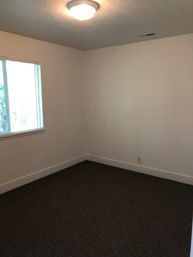 2nd bedroom upstairs - 1147 E Garfield Ave