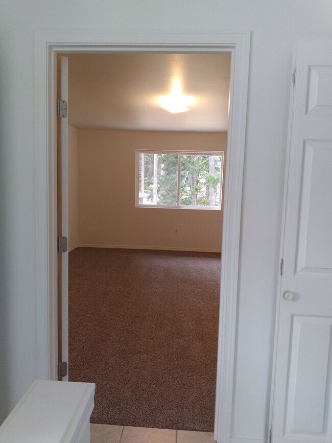 Building Photo - Charming 3-Bed Duplex with 2.5 Baths & 1600 Sq Ft - Prime Tacoma Location!