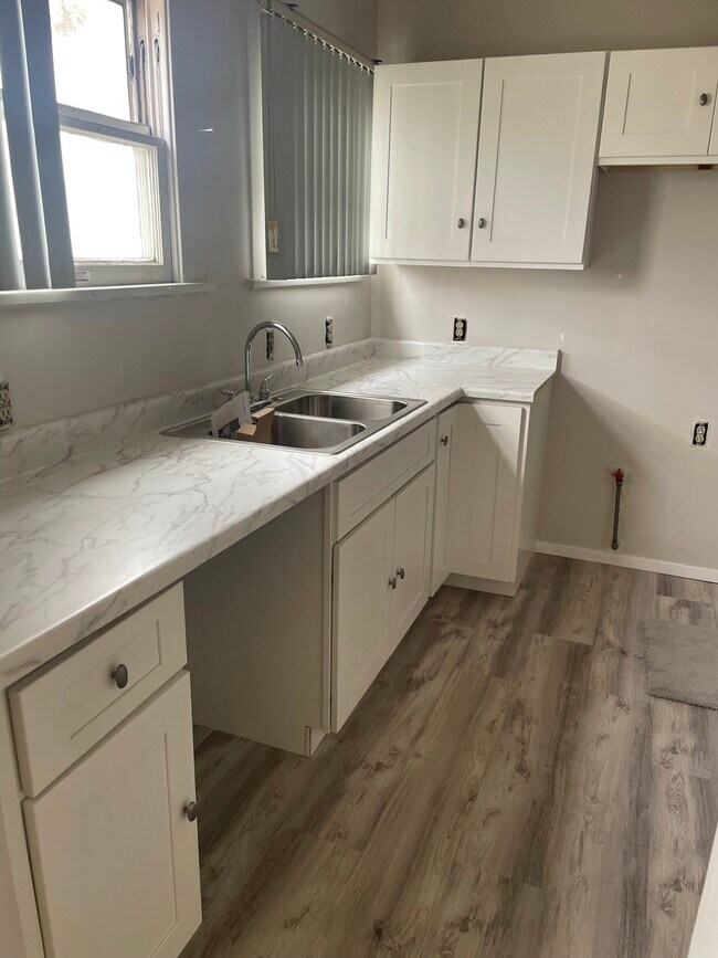 Building Photo - 120 N Berendo St