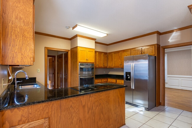 Building Photo - 4135 Knollcrest Cir N