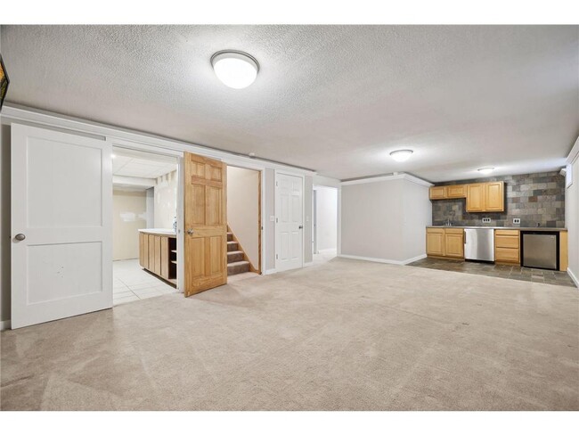 Building Photo - 6802 Cottonwood Ln N