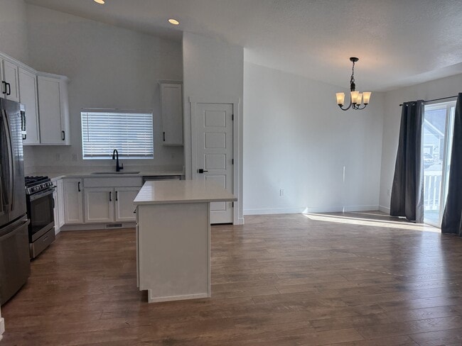Building Photo - 881 W Sagewood Dr