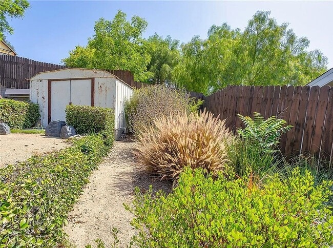 Building Photo - Gorgeous 3 bd 2 ba + Den Single Family hom...