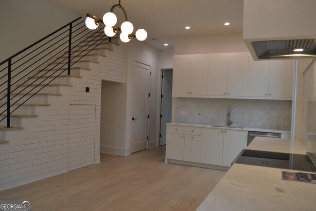 Building Photo - 370 2nd St