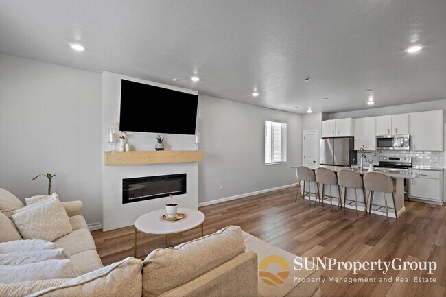 Building Photo - Stunning Duplex In Desirable Saratoga Springs!