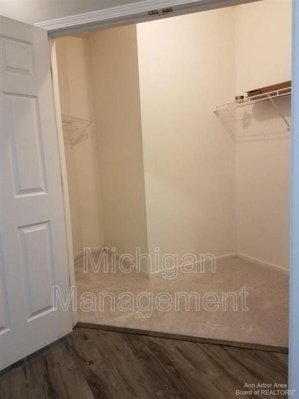 Building Photo - 9521 Lakeside Dr