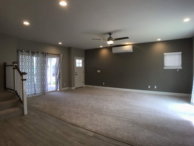 Building Photo - Waikalua Bayside Newer Community! 3 Bed 3.5 Bath home Ocean/mountain views.