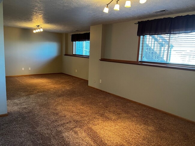 Building Photo - 3 Bed/2 Bath West Side Home!