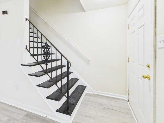 Building Photo - 806 Arlington Rd