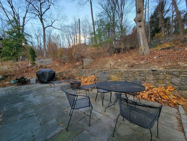 Building Photo - 4 Candlewood Knolls Rd