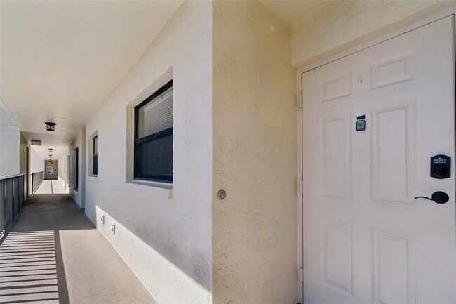 Building Photo - 900 Cove Cay Dr