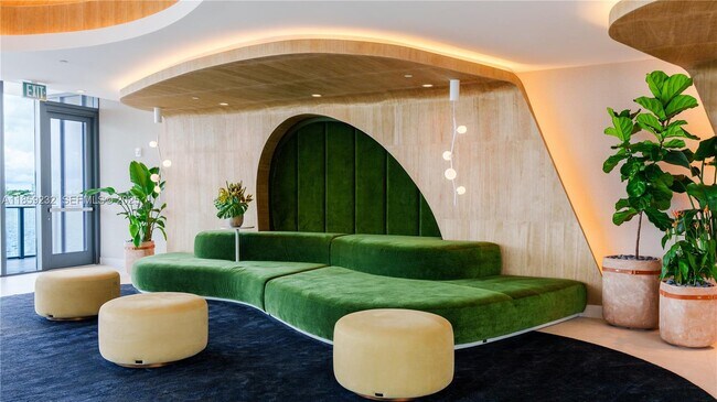 Building Photo - 700 NE 24th St