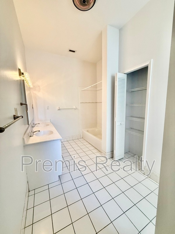 Building Photo - 642 Weathersfield Dr