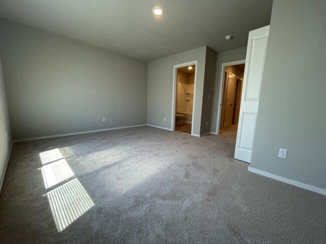 Building Photo - Modern 3-Bed, 2.5-Bath Home with Quartz Counters, Central A/C, and Prime Location!