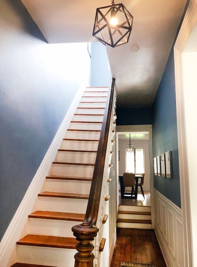 Building Photo - 3 bed 1 bath - beautiful Southside flats home, central air, in unit laundry, udpated