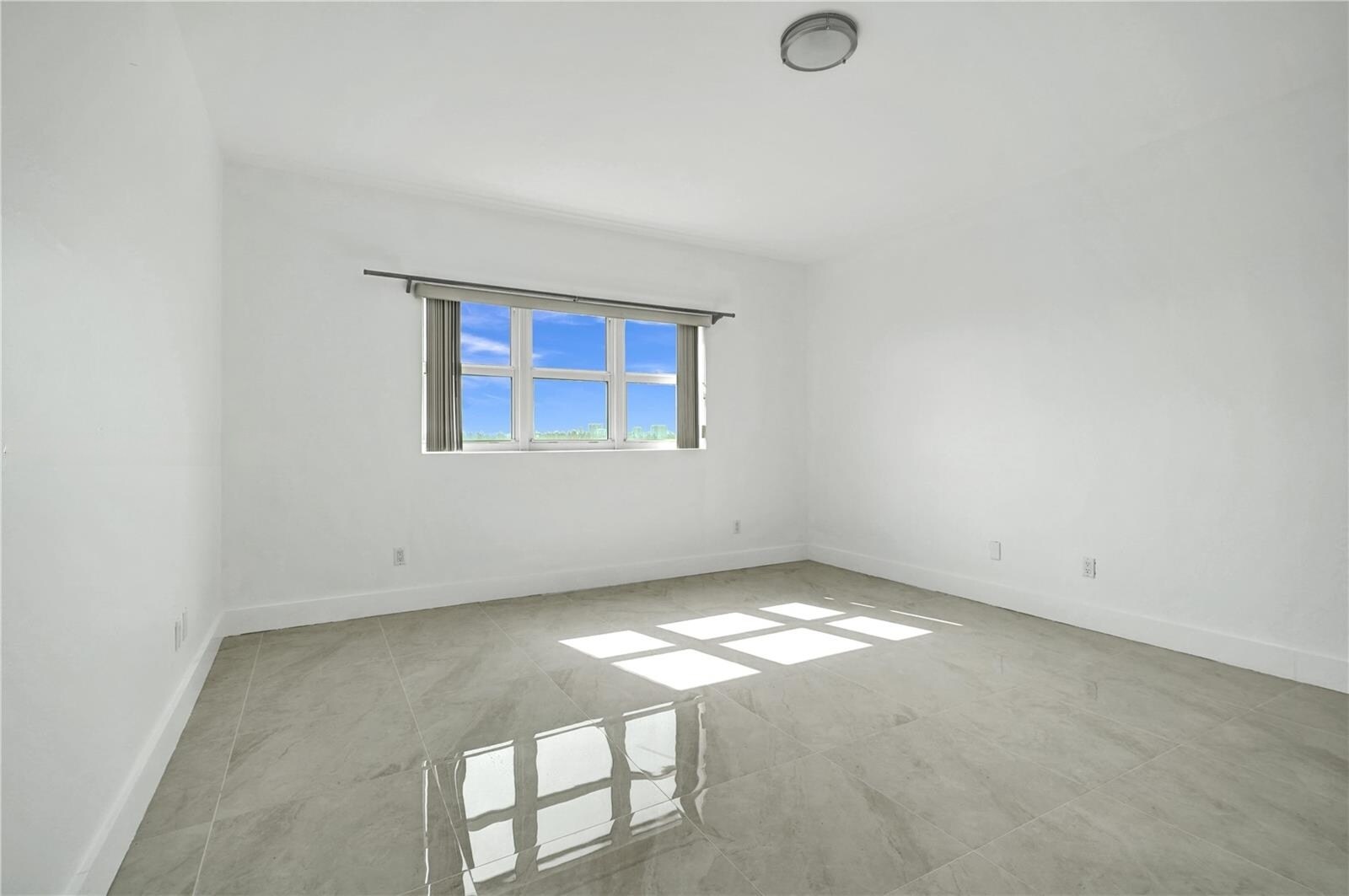 Building Photo - 14951 Royal Oaks Ln