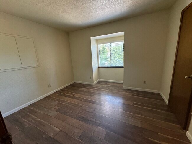 Building Photo - Beautifully spacious 3 bedroom 2 bath home...