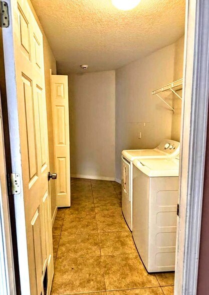 Building Photo - 4582 Sheringham Ct