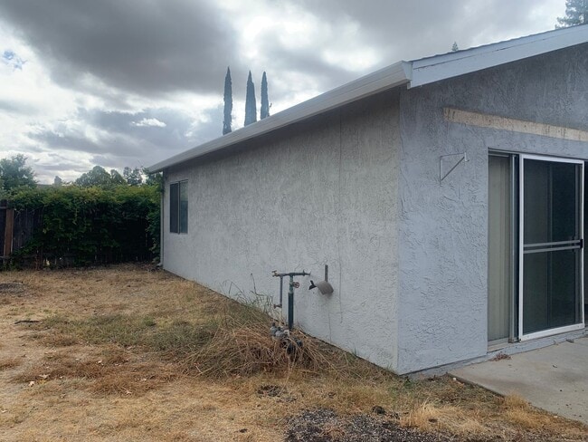 Building Photo - Large one story 4 bedroom home in Orangevale