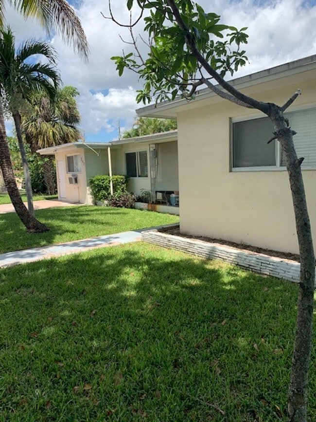 Building Photo - 717 NE 10 ST, APT 3 Hallandale, FL 33009