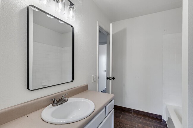 Building Photo - Remodeled 3/2 off Indian School & 43rd Ave