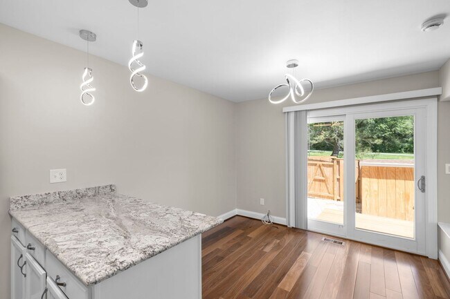 Building Photo - 3 Bed 2.5 Bath - Gaithersburg Townhome - Completely Renovated