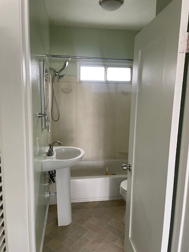 Building Photo - 827