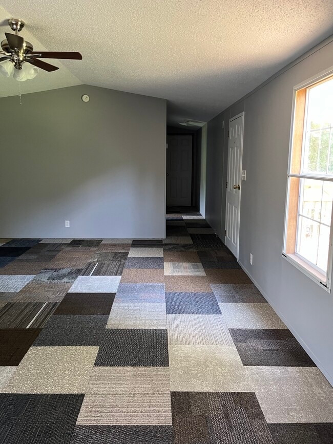 Building Photo - 124 Meadow Ln