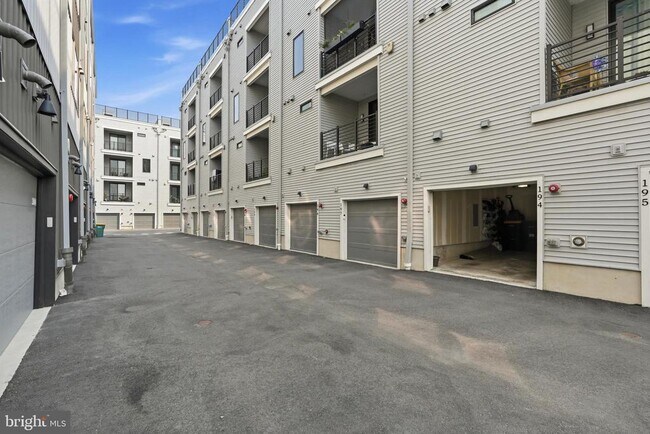Building Photo - 3001 Cityview Walk